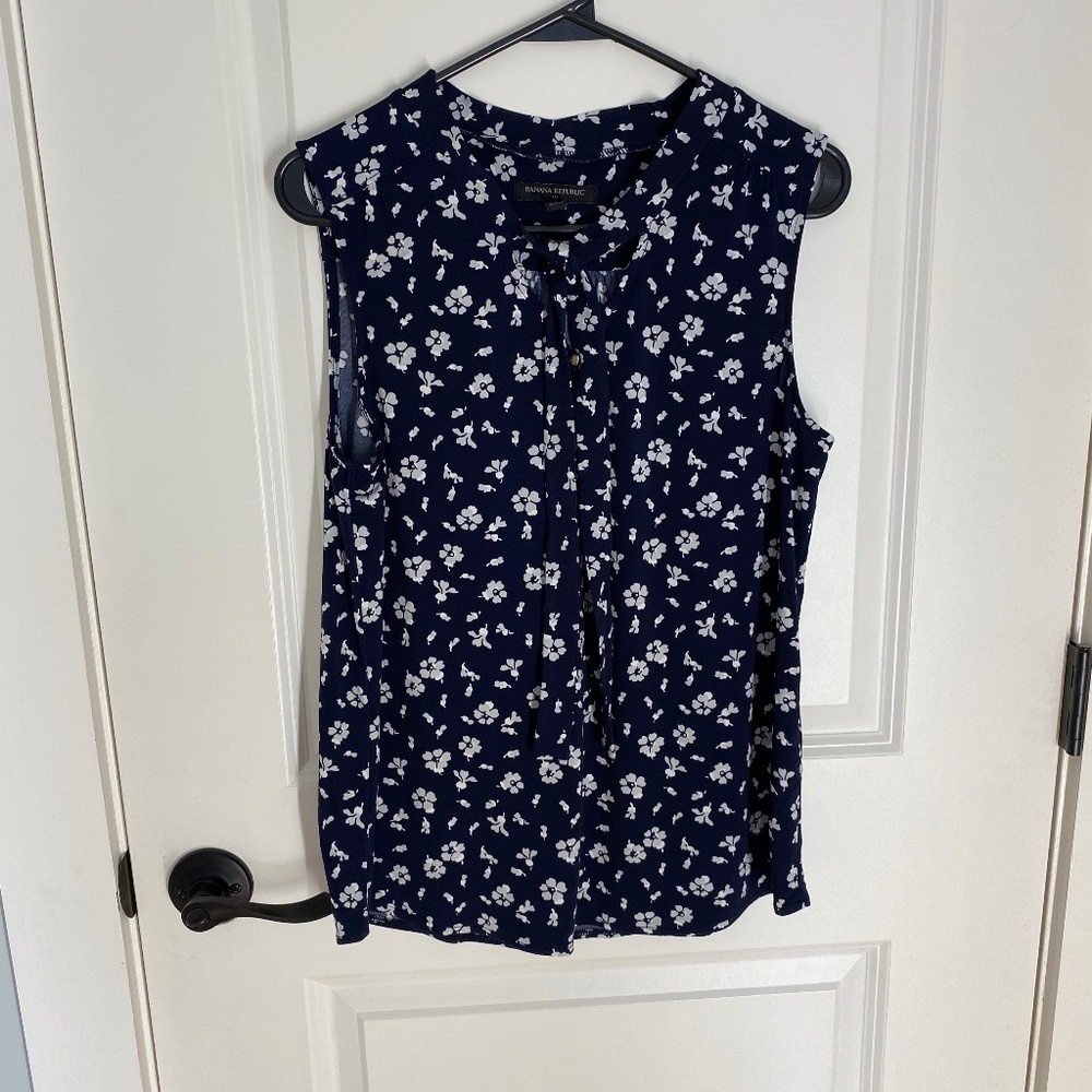 WOMANS MEDIUM BANANA REPUBLIC SLEEVELESS DRESSY TOP BLUE FLORAL TIE FRONT